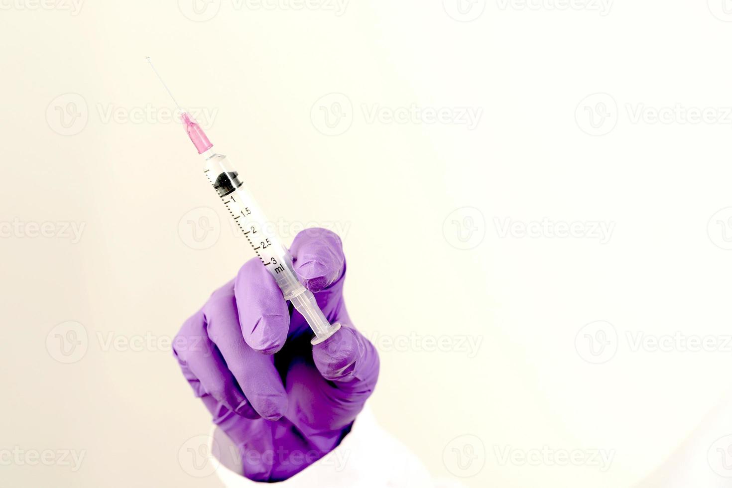 vaccin covid-19 entre les mains de chercheurs femme médecin tenant une seringue et une bouteille de médicament avec vaccin pour injecter l'immunité contre covid 19 photo