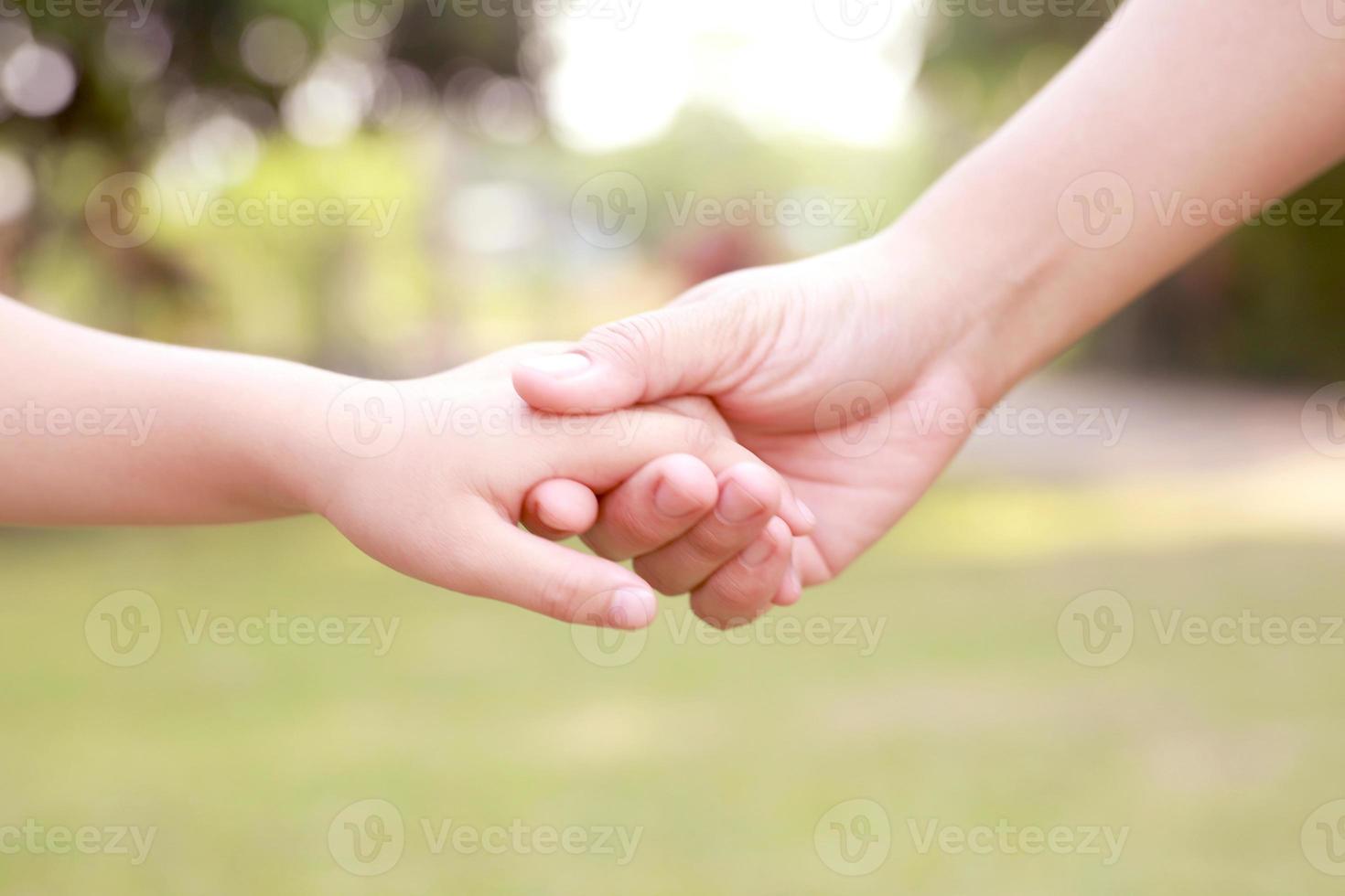 les mains des enfants avec soin, inquiétude, chaleur des mères. photo