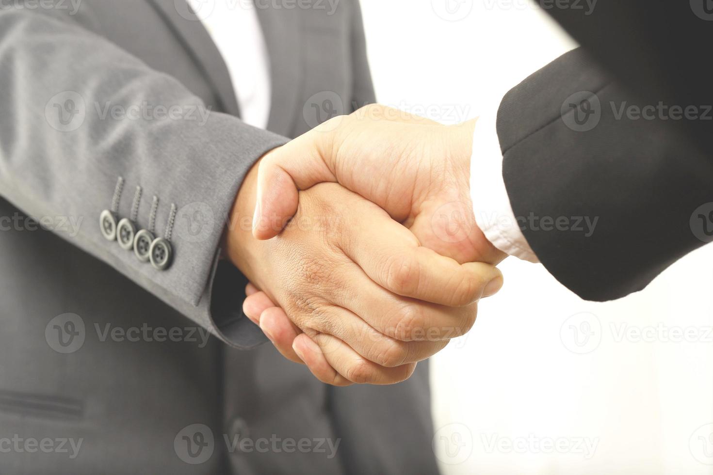 le vendeur porte les clés de voiture livrées au client dans la salle d'exposition avec une offre à faible intérêt. promotion spéciale photo