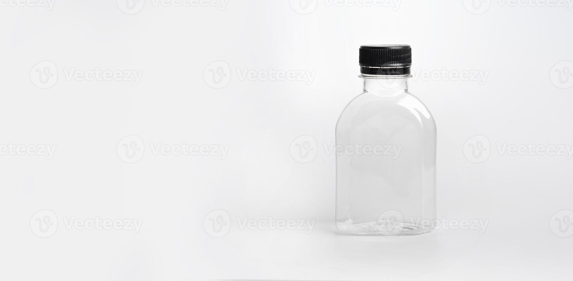 Eau Petite Bouteille D'eau En Plastique Sur Le Fond Blanc Image