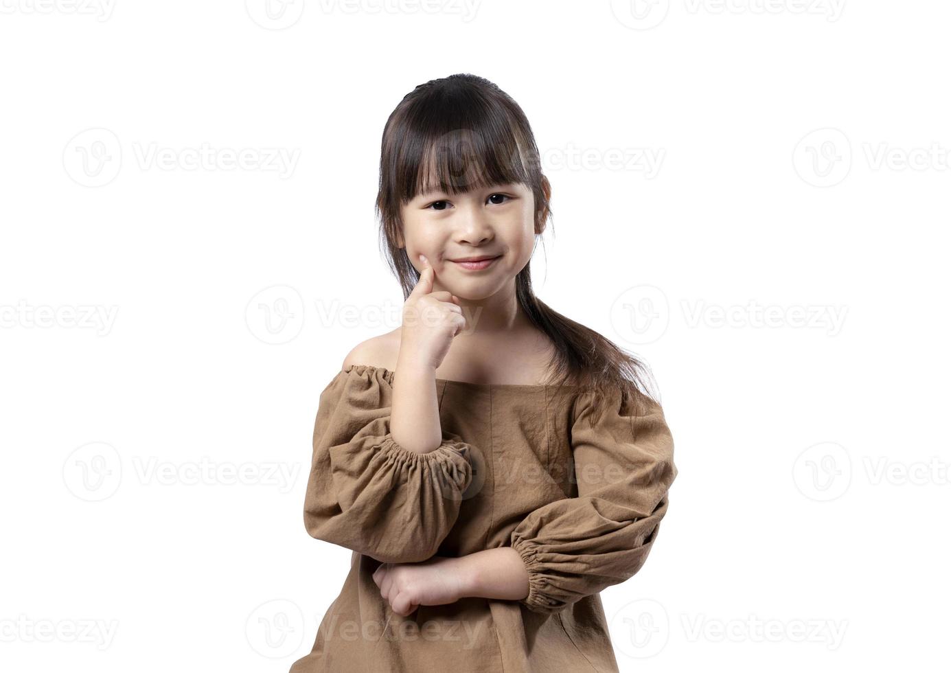 portrait de jeune fille asiatique heureuse souriante, isolée sur fond blanc avec un tracé de détourage. photo