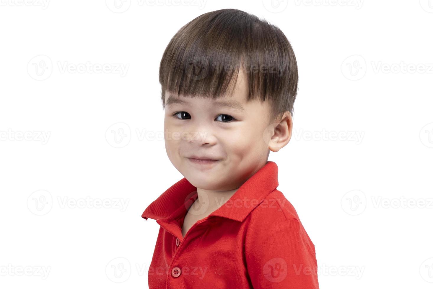 heureux petit garçon souriant sur fond blanc, visage heureux, yeux photo