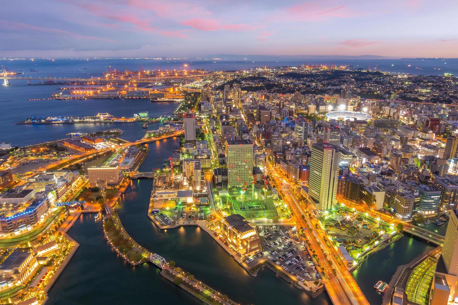 Toits de la ville de Yokohama à partir de la vue de dessus au coucher du soleil photo