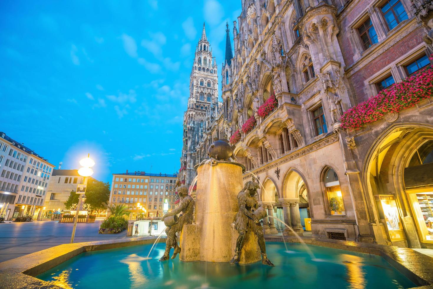 Skyline de Munich avec l'hôtel de ville de la Marienplatz photo