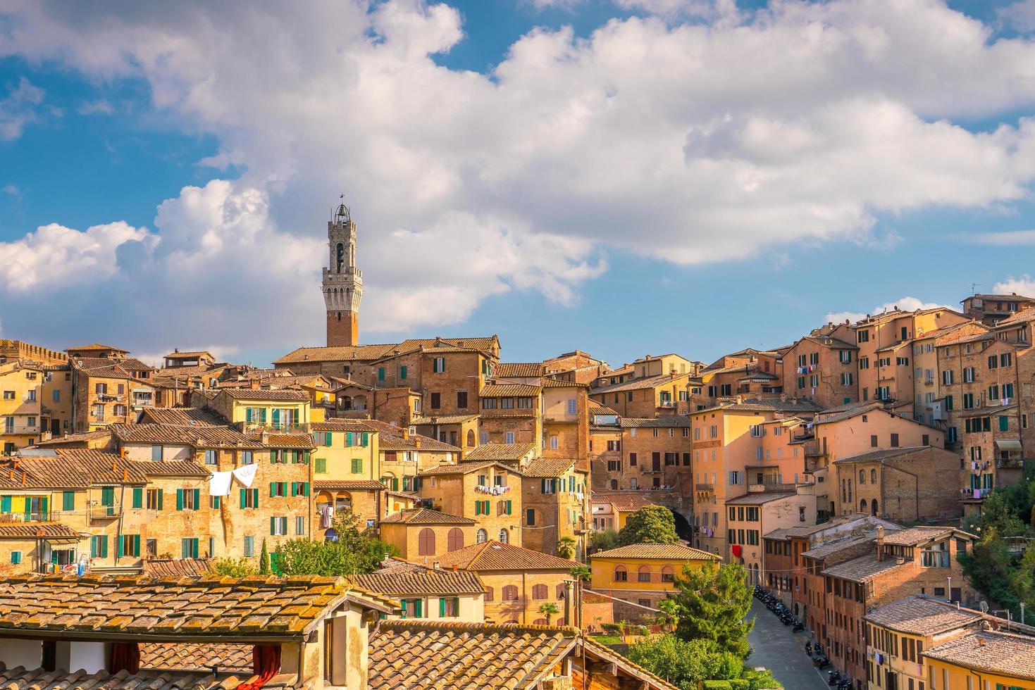 Skyline du centre-ville de Sienne en Italie photo