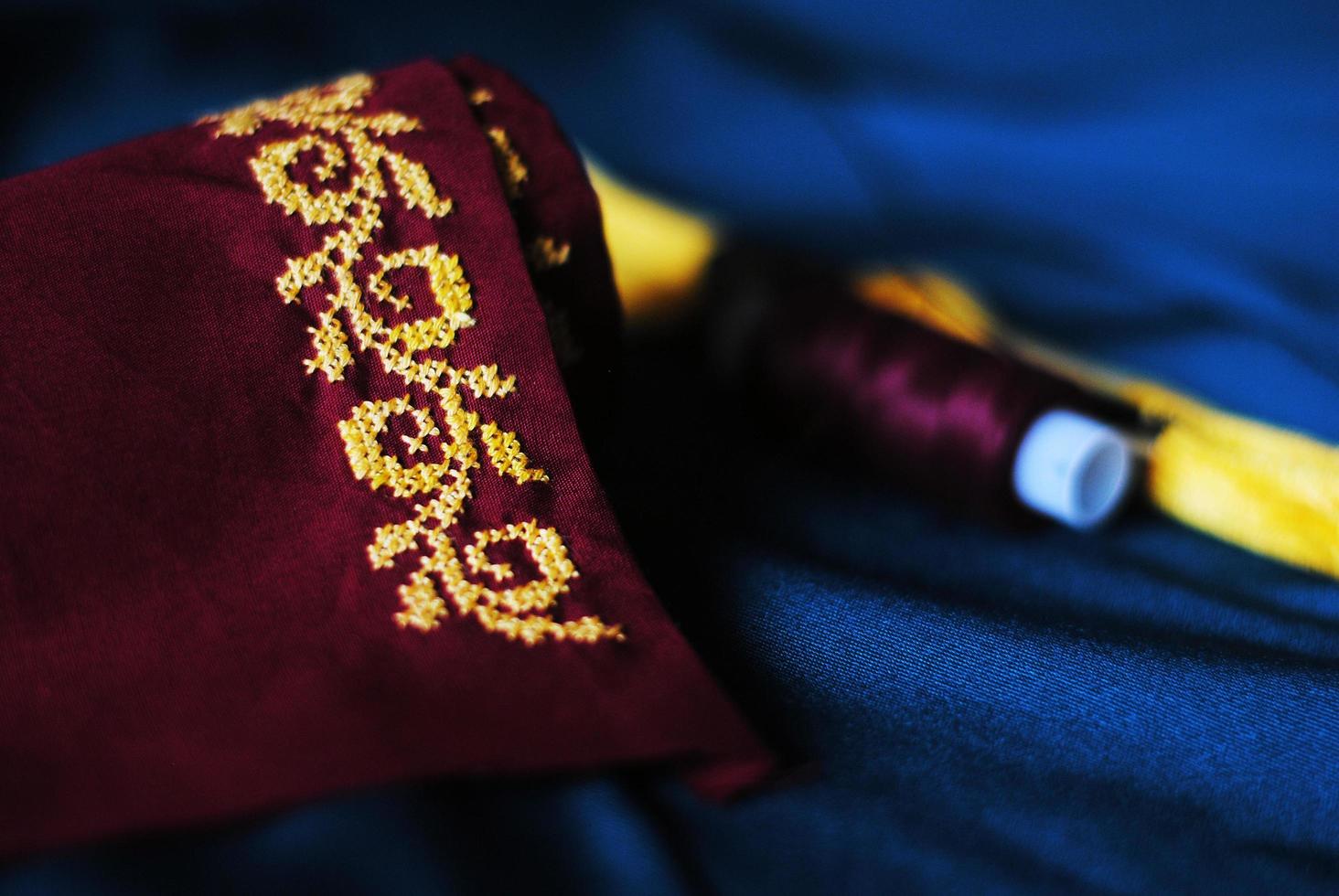 broderie au point de croix d'ornement ethnique sur tissu rouge photo