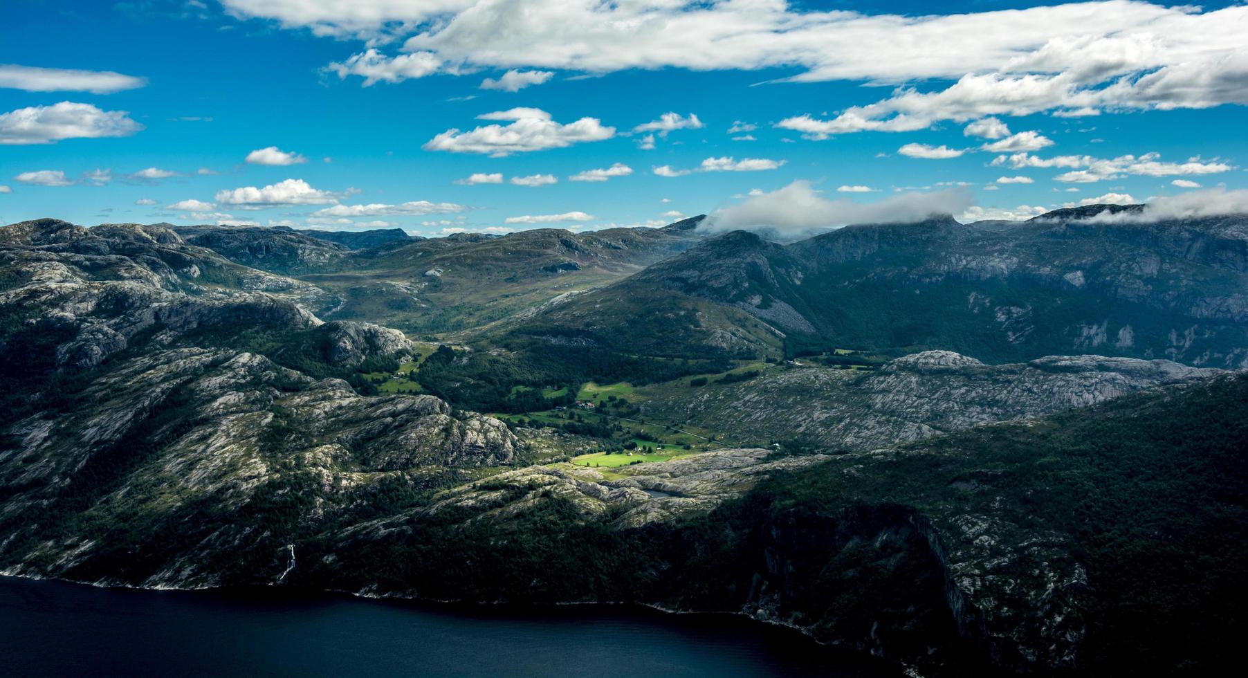 chaîne de montagnes en norvège photo