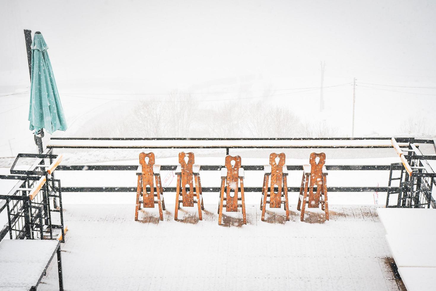 chaises sur restaurant en station de ski sous la neige photo