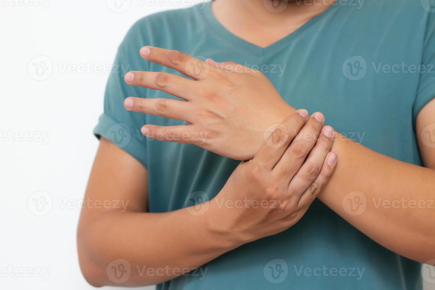 tenant la main d'un homme souffrant de douleurs musculaires et articulaires, symptômes de neuropathie périphérique et d'engourdissement du bout des doigts et de la paume, maladies causées par les effets secondaires de la vaccination, syndrome de guillain barre, gbs photo