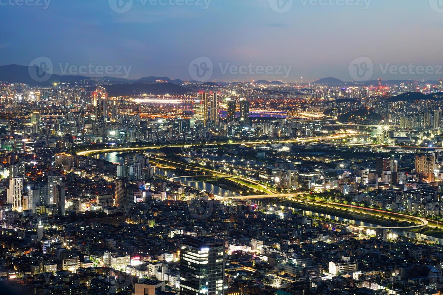 la vue nocturne de la ville photo