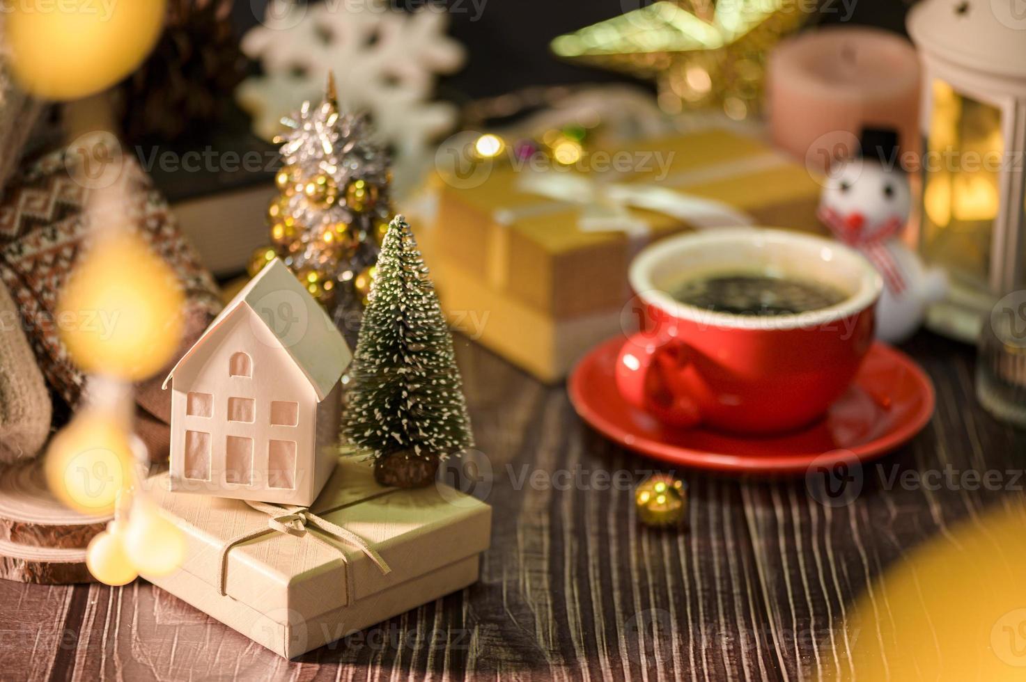 décorations de noël et d'hiver sur une table en bois avec des lumières décoratives, fond de noël photo