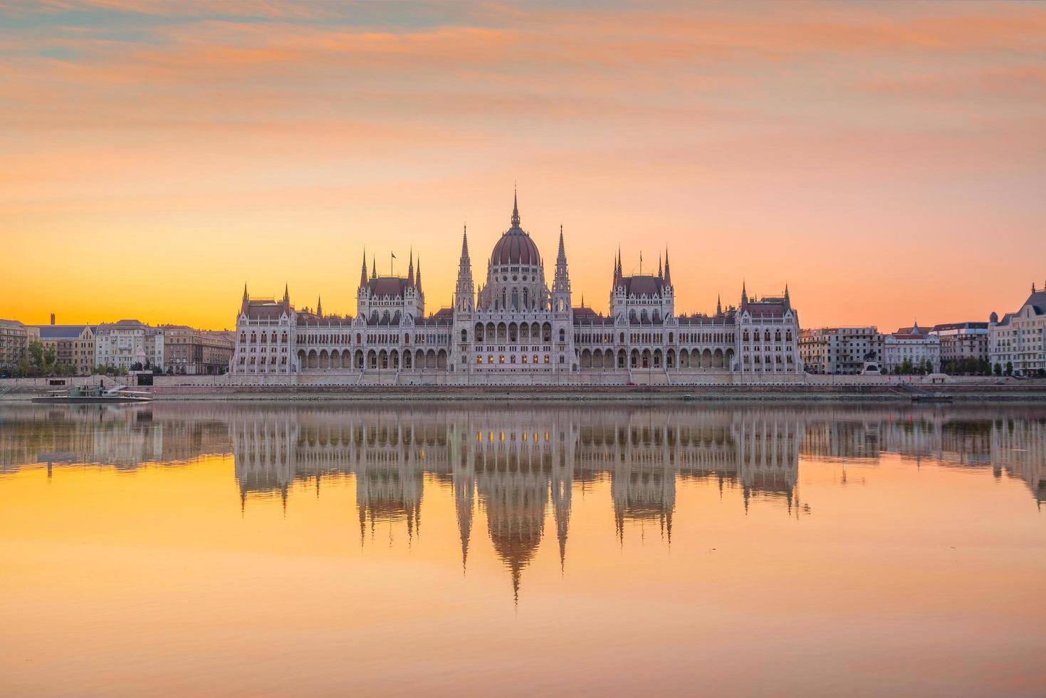 bâtiment du parlement au lever du soleil photo