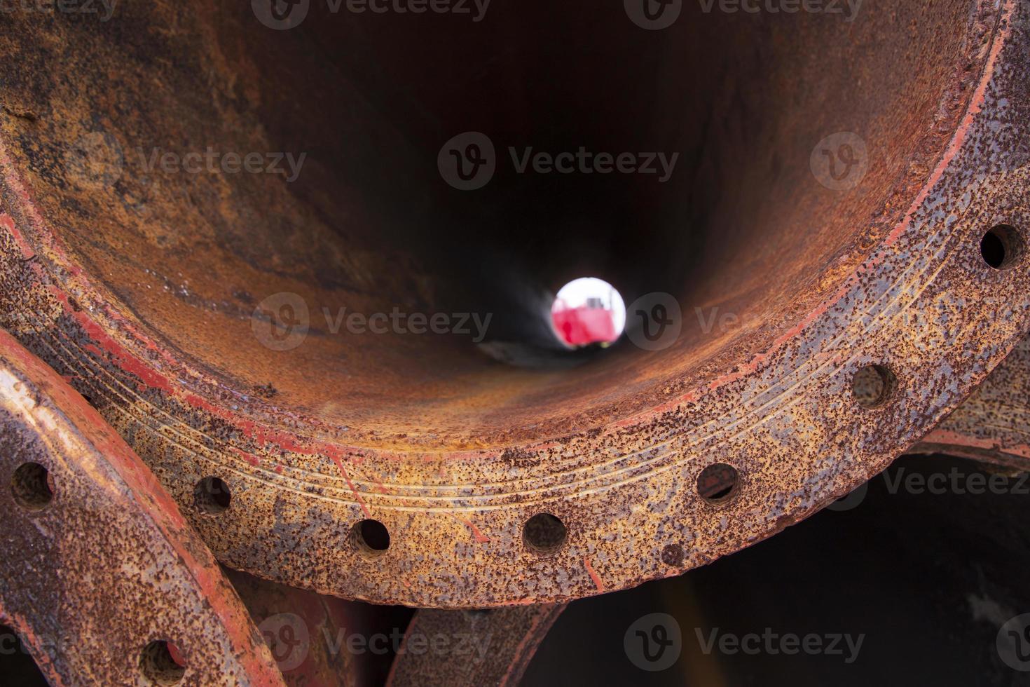 mise au point rapprochée le trou de tuyau métallique en acier de fer rouillé peut être utilisé comme arrière-plan de texture industrielle photo