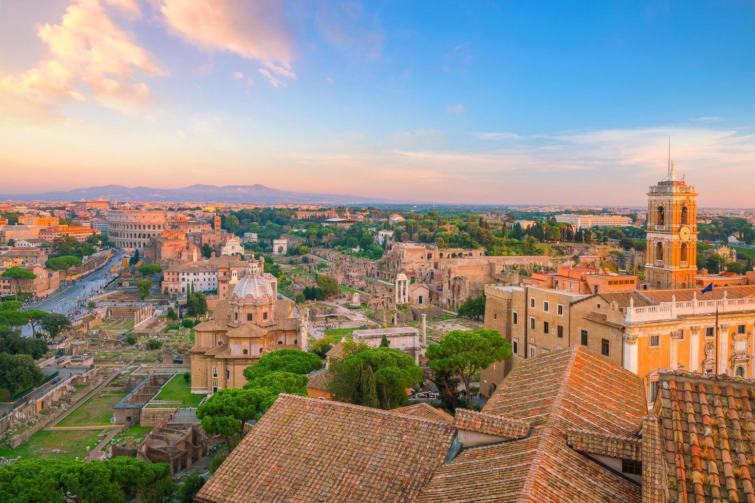 vue du centre-ville de rome au coucher du soleil. photo