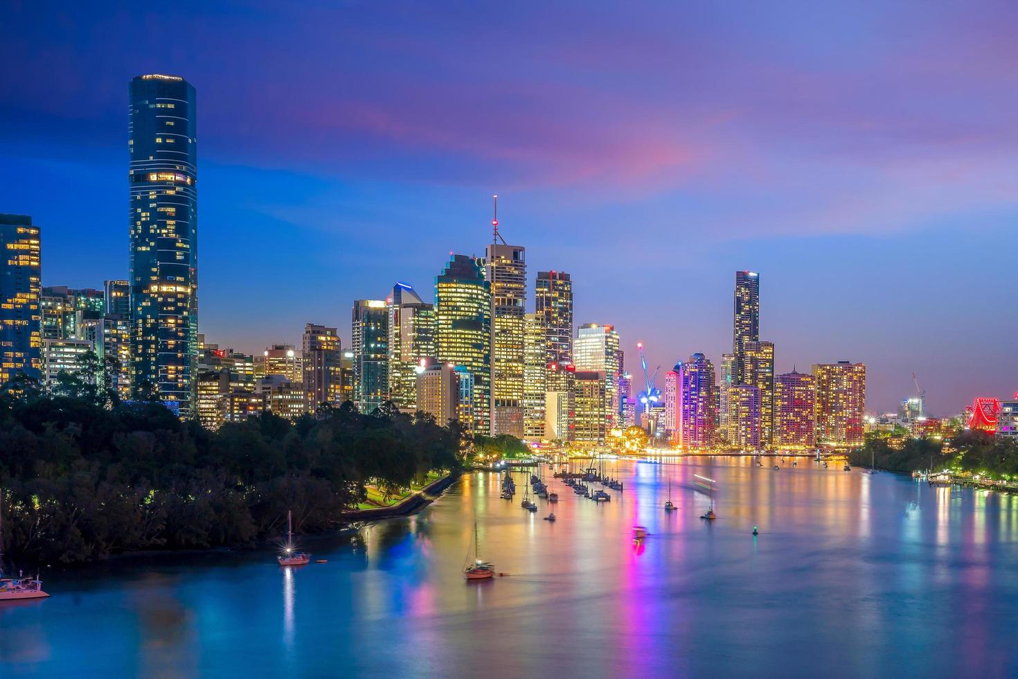 Toits de la ville de Brisbane au crépuscule photo