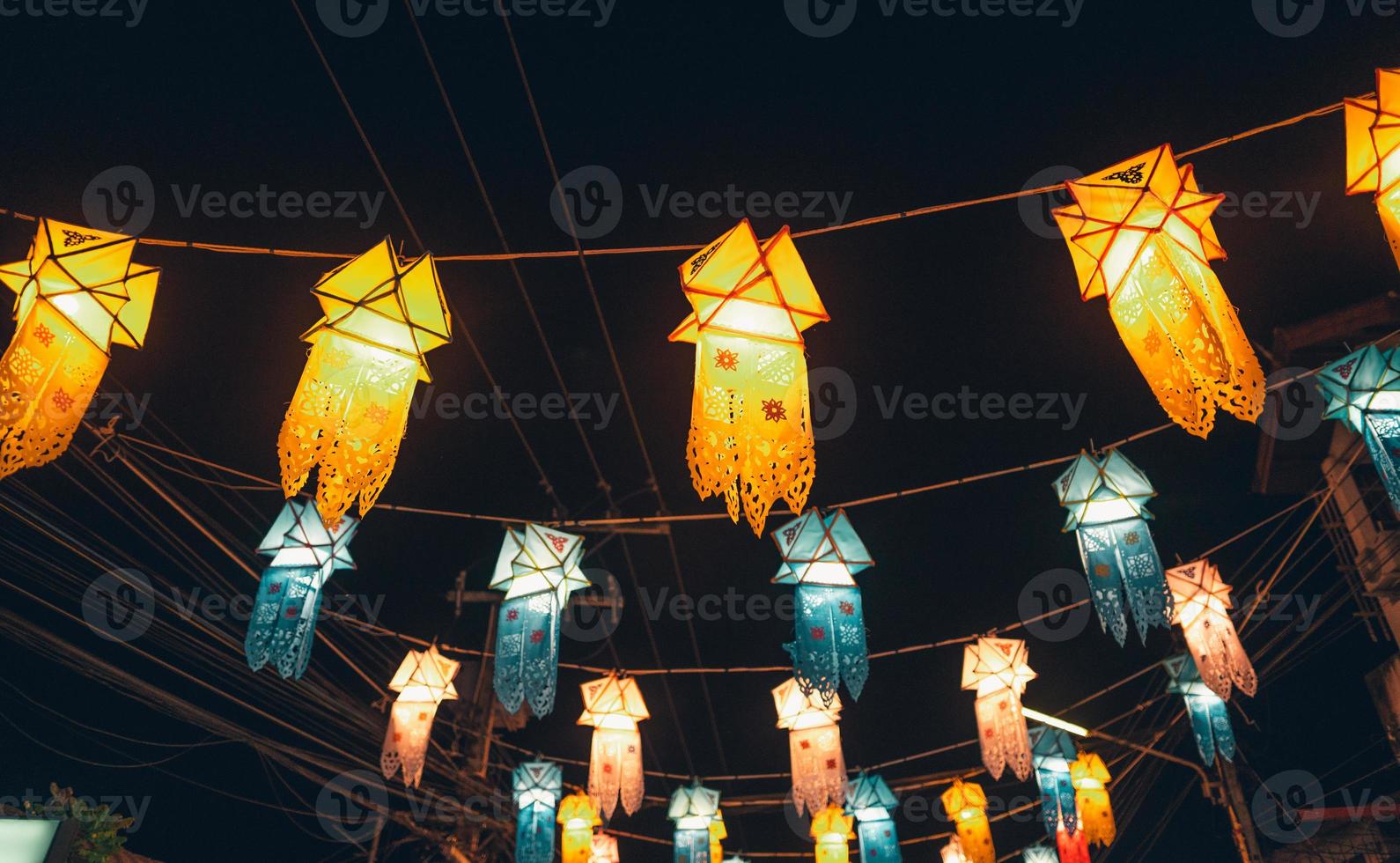 festival des lanternes dans le ciel à pai walking street photo