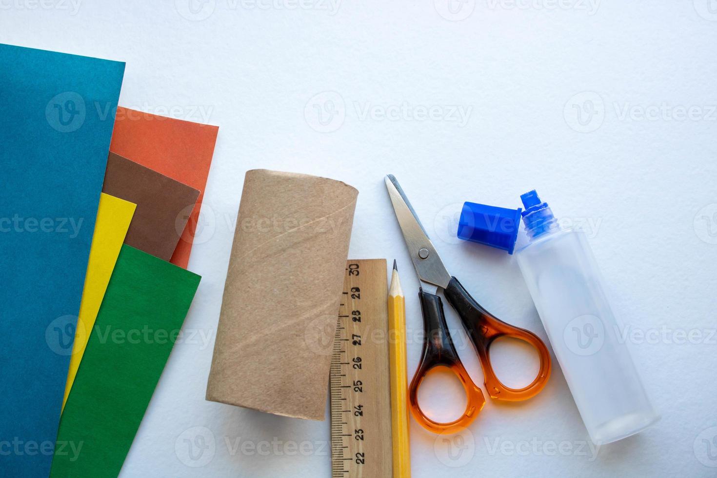 instructions amusantes étape par étape. étape 1 créer un métier en papier à partir d'un manchon de toilette. fr mignon monstre bricolage couleur papier ciseaux colle. l'éducation des enfants est une idée de créativité photo