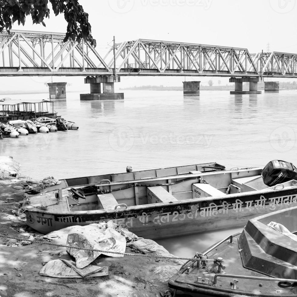 ganga vu dans garh mukteshwar, uttar pradesh, inde, on pense que le ganga est la rivière la plus sacrée pour les hindous, vue de garh ganga brij ghat qui est un lieu religieux célèbre pour les hindous - noir et blanc photo