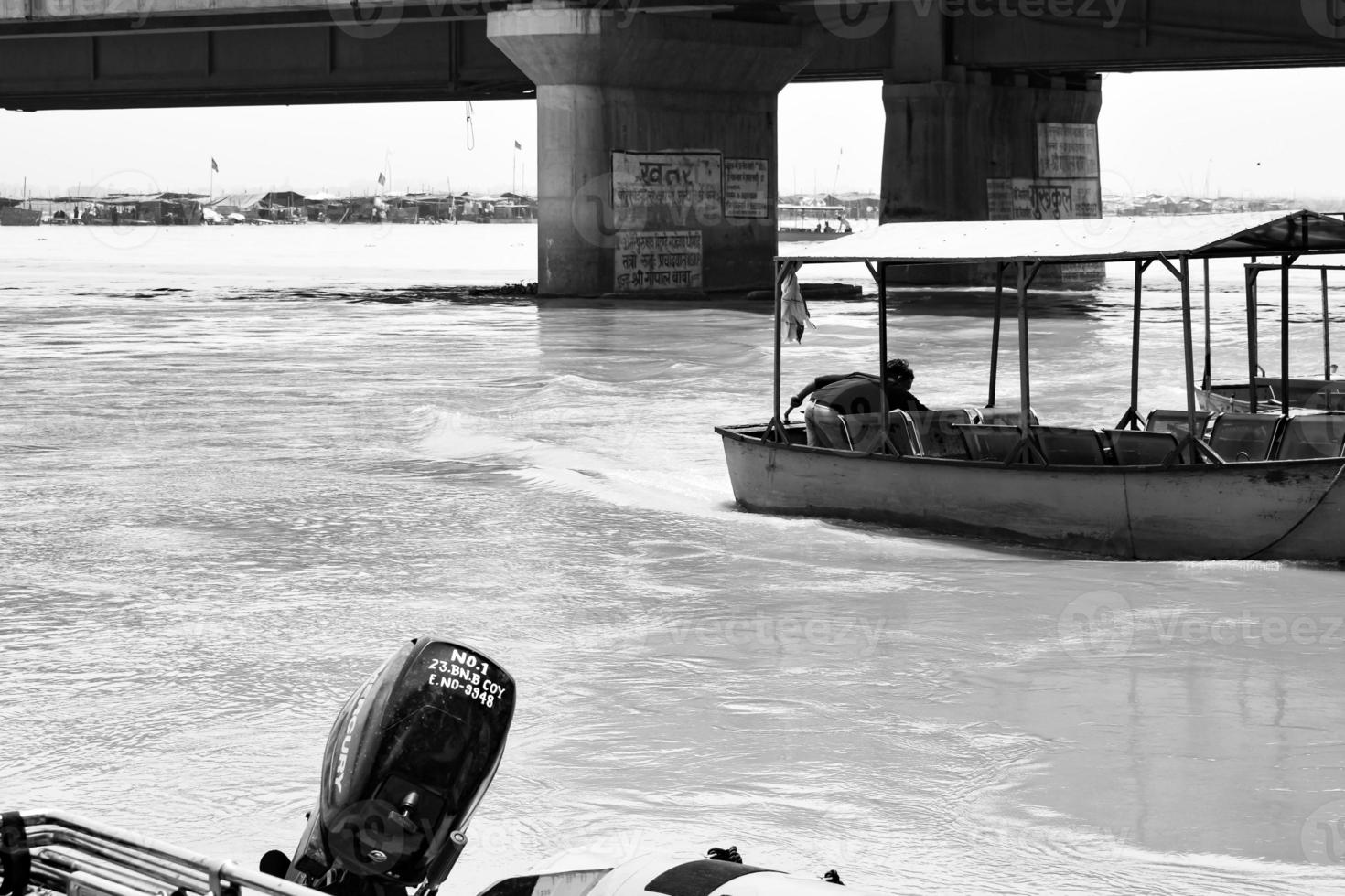 ganga vu dans garh mukteshwar, uttar pradesh, inde, on pense que le ganga est la rivière la plus sacrée pour les hindous, vue de garh ganga brij ghat qui est un lieu religieux célèbre pour les hindous - noir et blanc photo