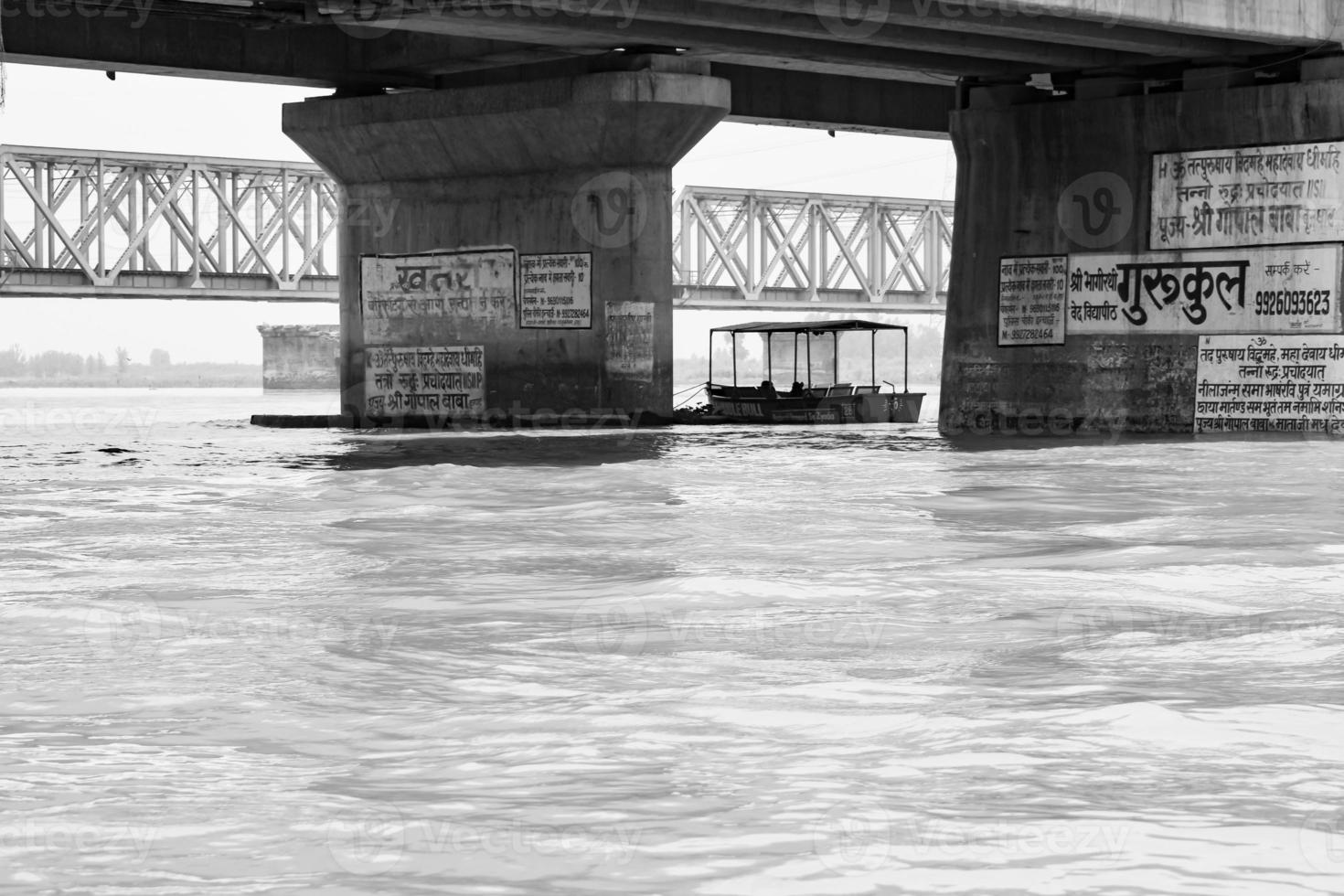 ganga vu dans garh mukteshwar, uttar pradesh, inde, on pense que le ganga est la rivière la plus sacrée pour les hindous, vue de garh ganga brij ghat qui est un lieu religieux célèbre pour les hindous - noir et blanc photo