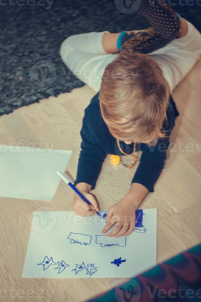 enfant créatif esquissant sur une feuille de papier. photo