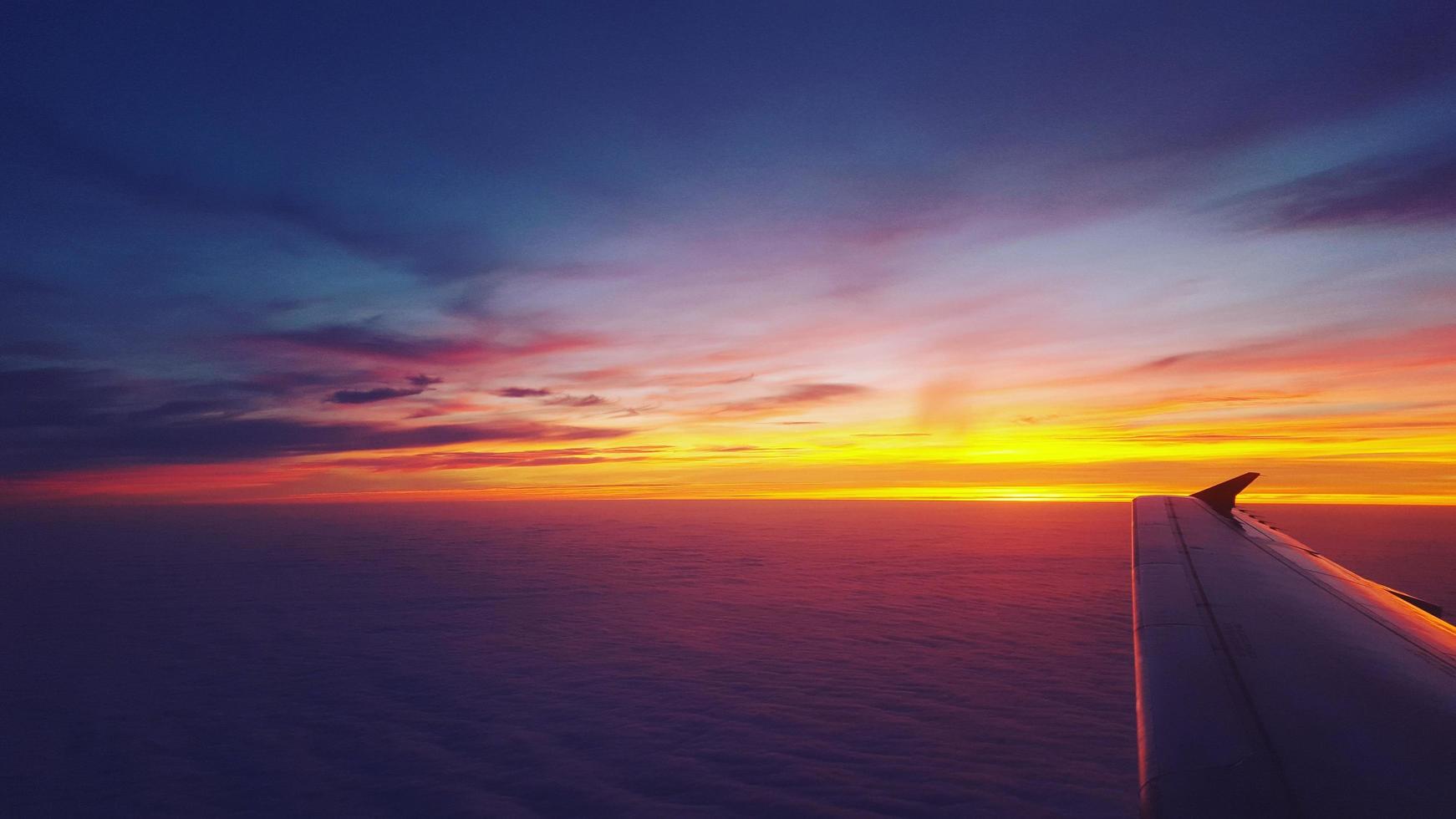 coucher de soleil d'avion photo