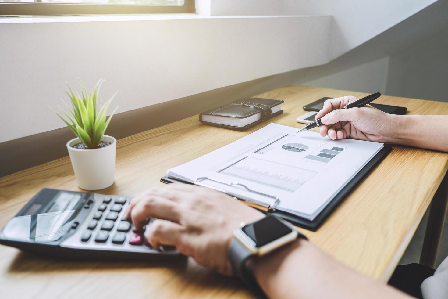 gros plan d'un professionnel vérifiant un rapport photo