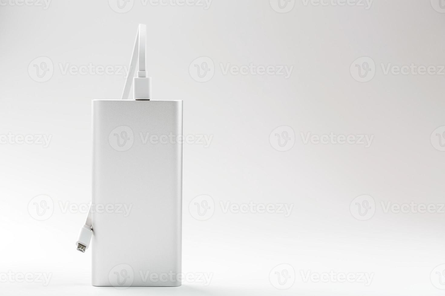 banque d'alimentation pour charger des appareils mobiles et des gadgets sur fond blanc photo