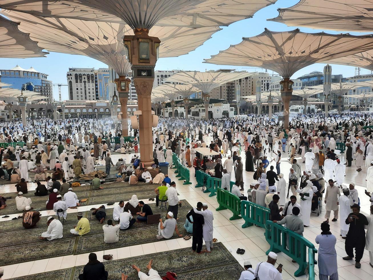 médina, arabie saoudite, oct 2022 - une belle vue sur la cour extérieure de la mosquée du prophète et les parapluies électroniques. photo