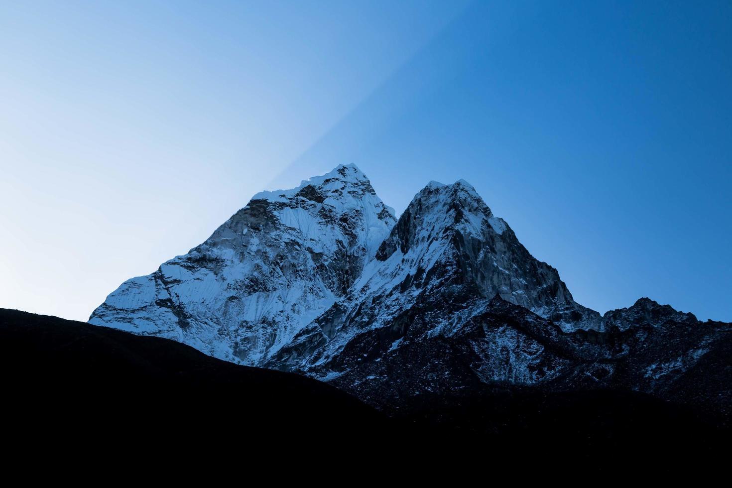 Sommet de la montagne enneigée au Népal photo