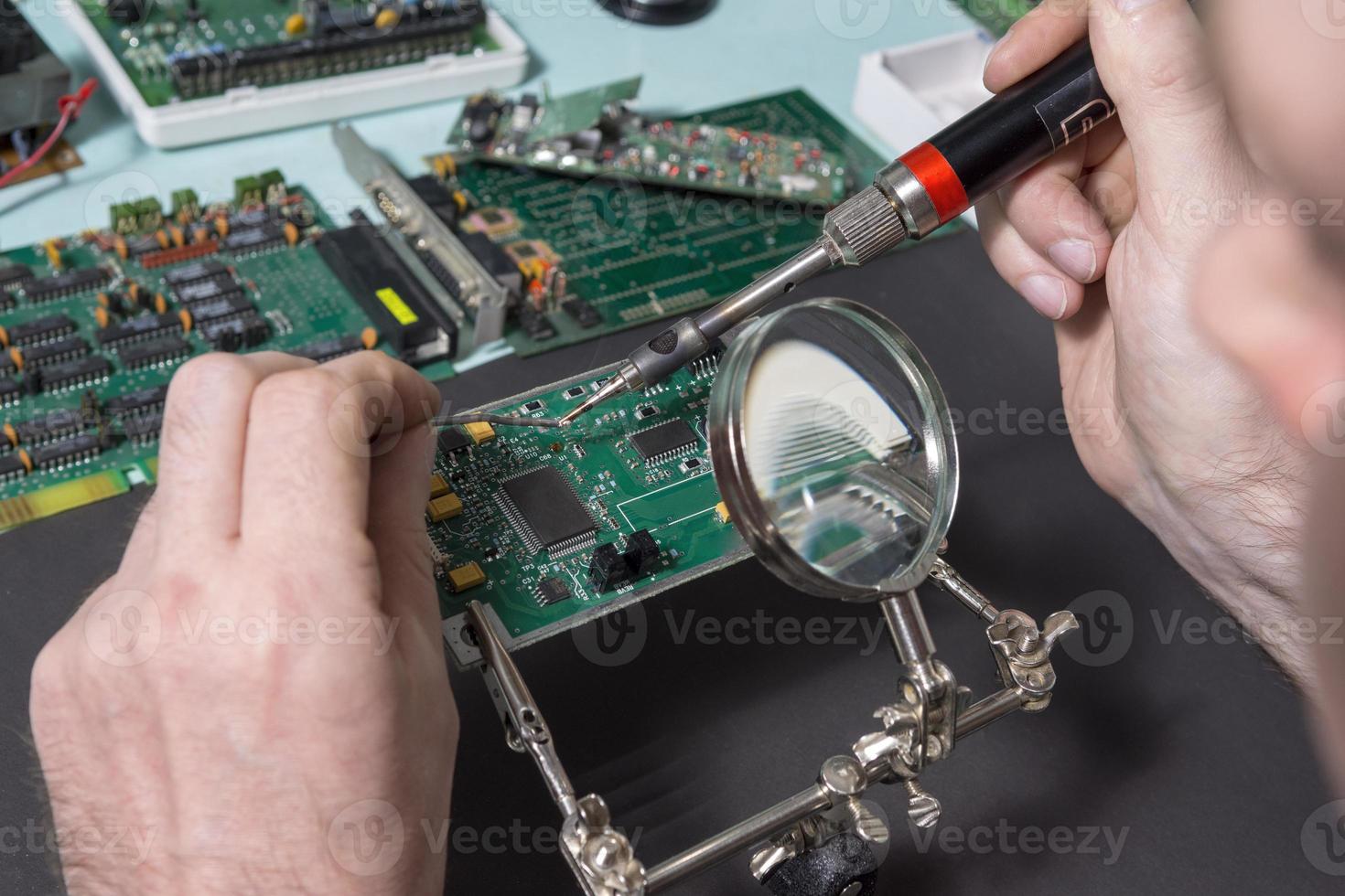 réparation d'appareils électroniques dans l'atelier. recyclage des déchets électroniques. photo