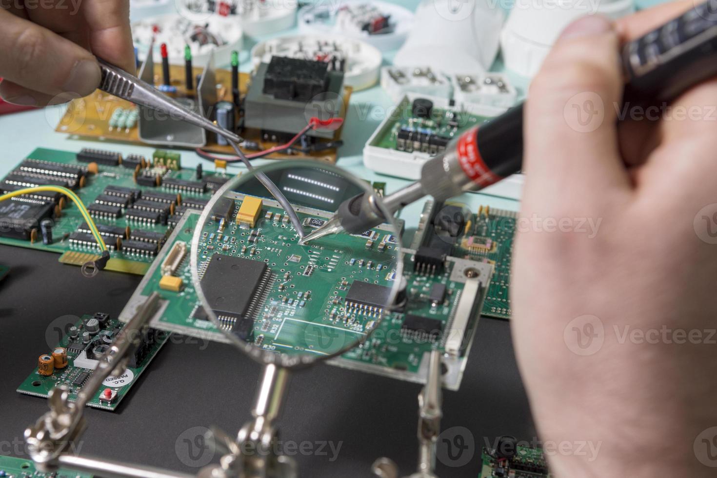 réparation d'appareils électroniques dans l'atelier. recyclage des déchets électroniques. photo