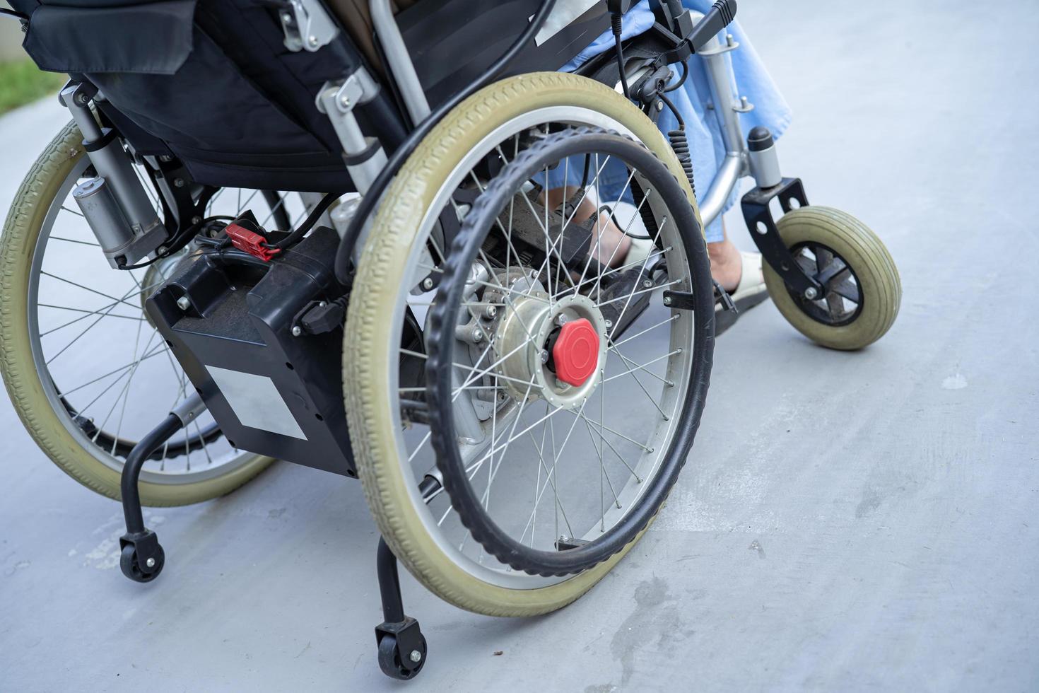 patiente asiatique âgée ou âgée vieille dame sur fauteuil roulant électrique avec télécommande à l'hôpital de soins infirmiers, concept médical solide et sain photo