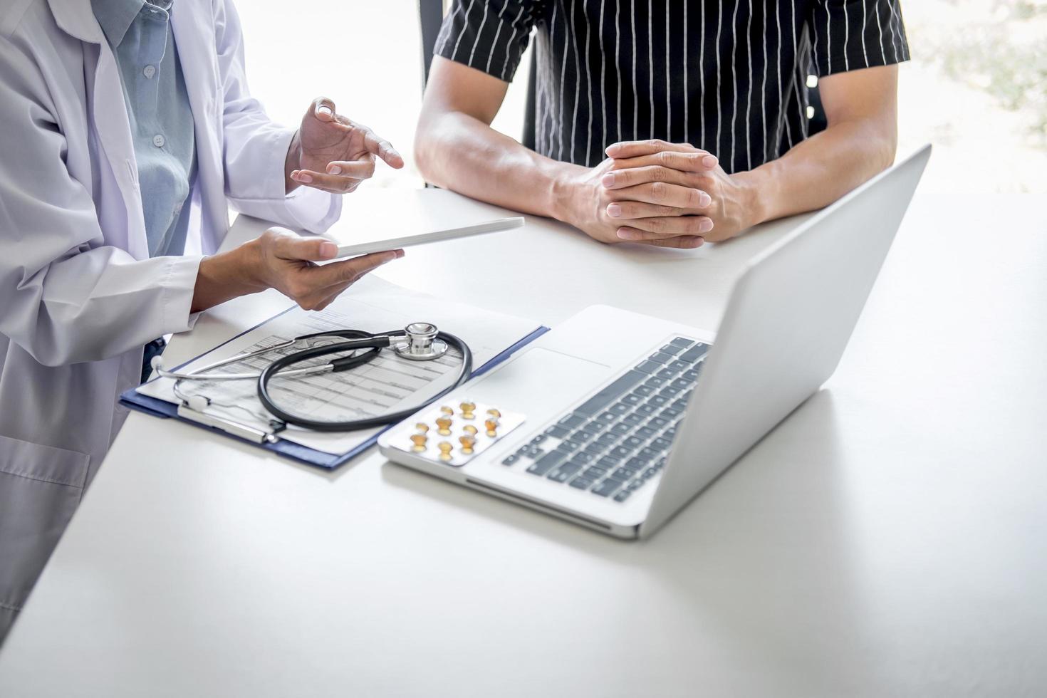 médecin discutant du plan avec le patient photo