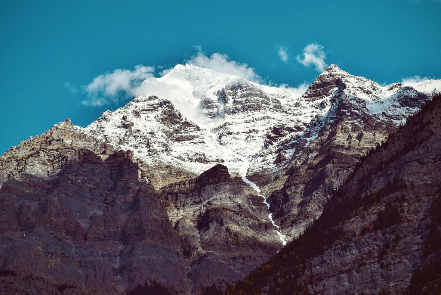 sommet de la montagne enneigée photo