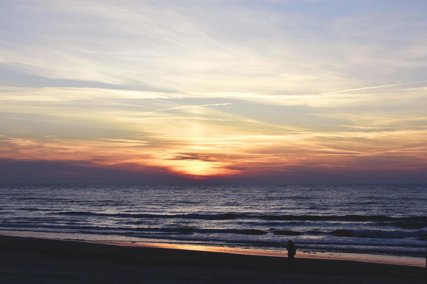 un coucher de soleil en soirée photo