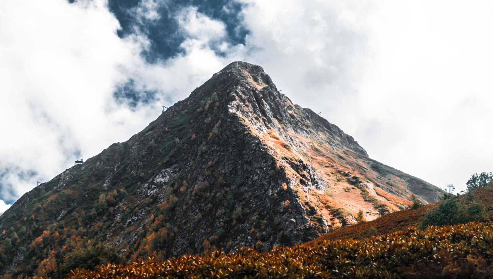 montagne orange et grise photo