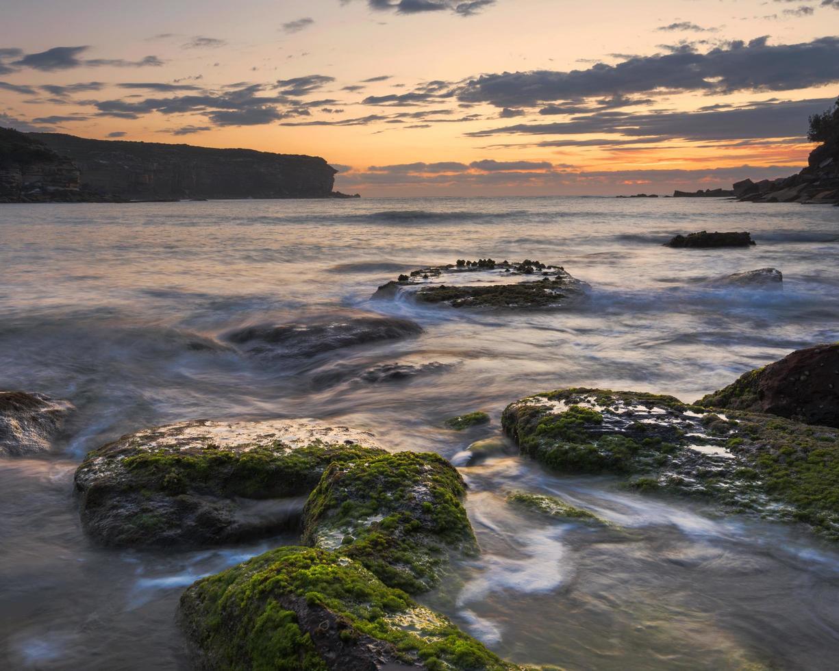 Une longue exposition des bassins de marée à Sydney, Australie photo