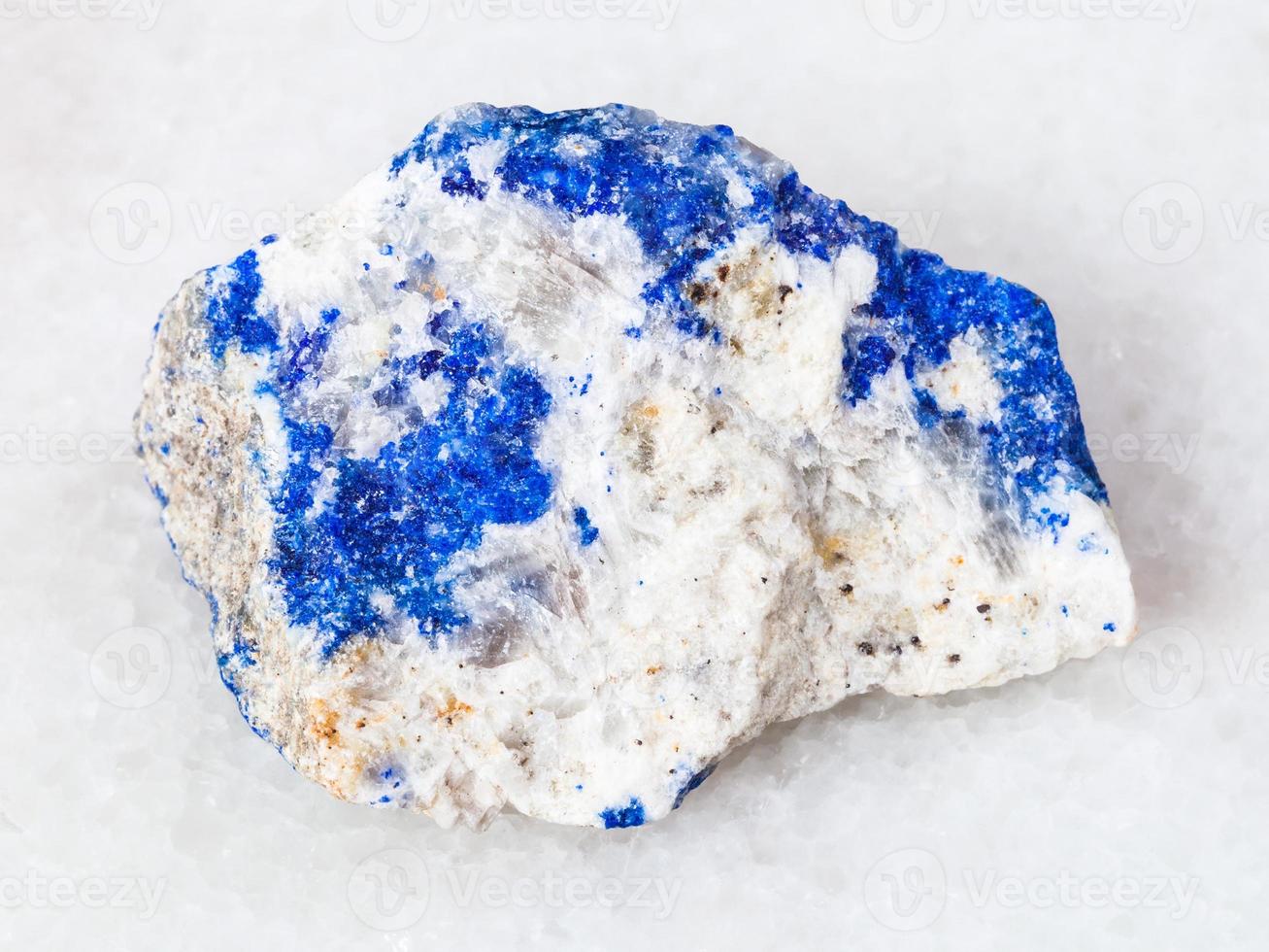 pierre gemme brute de lazurite lapis-lazuli sur blanc photo