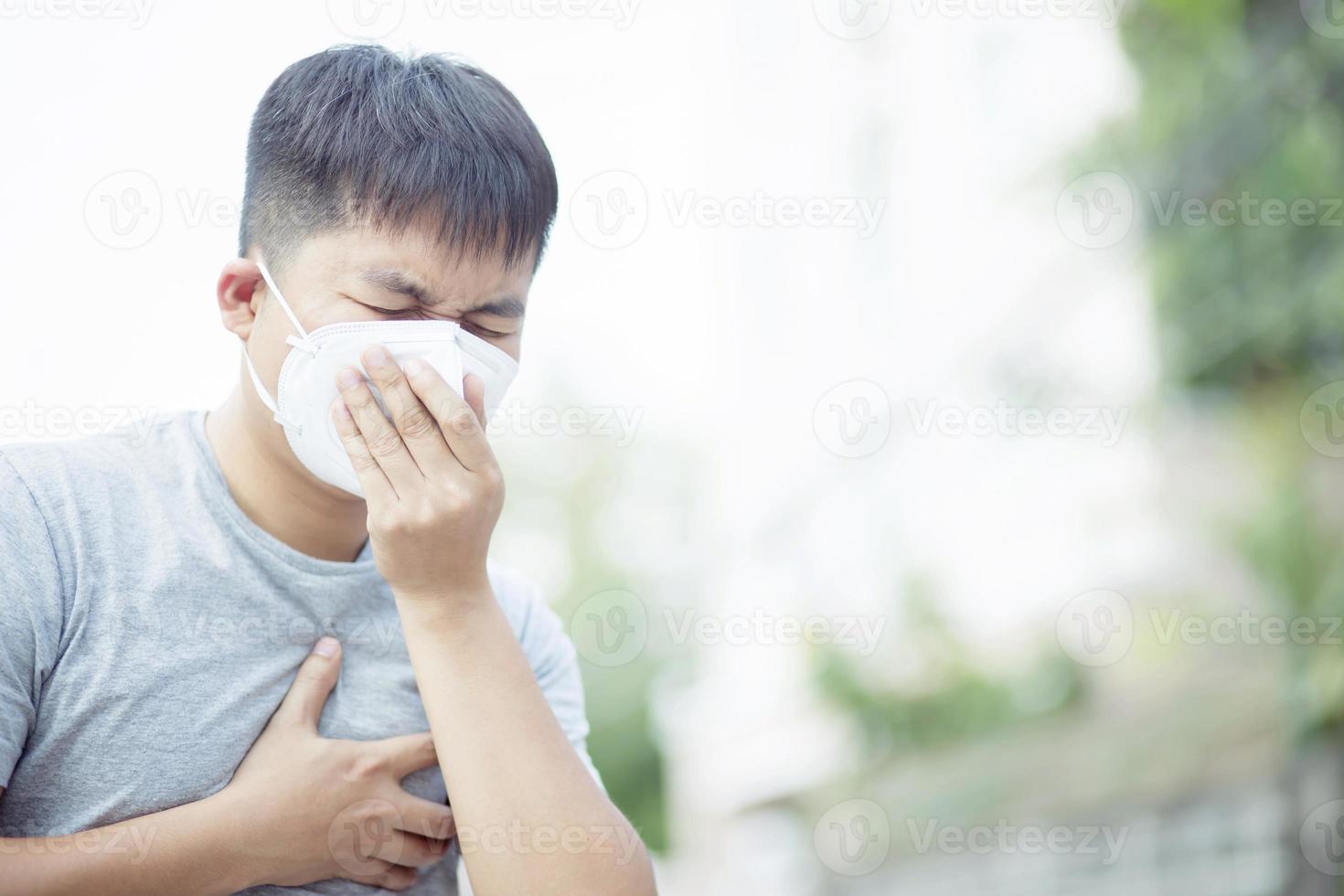 cet homme a toussé jusqu'à avoir mal à la poitrine photo