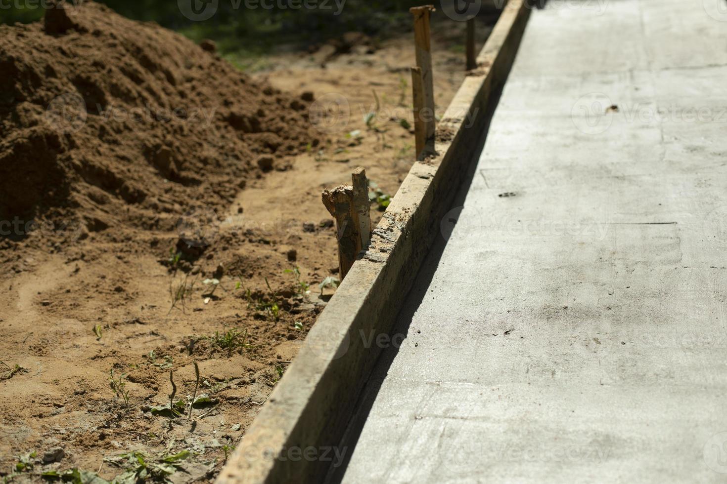 coffrage sur chantier. ciment coulé. détails de construction. photo