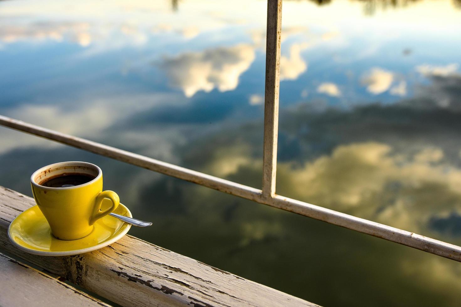 café au bord du lac photo