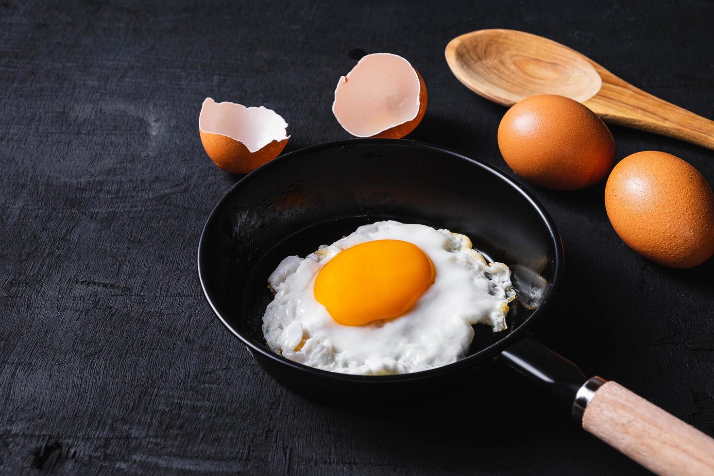 oeufs au plat dans une poêle photo