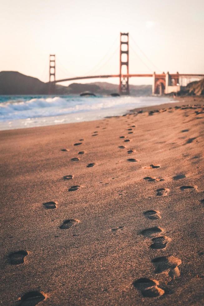 Empreintes de pas sur le sable près du pont du Golden Gate photo