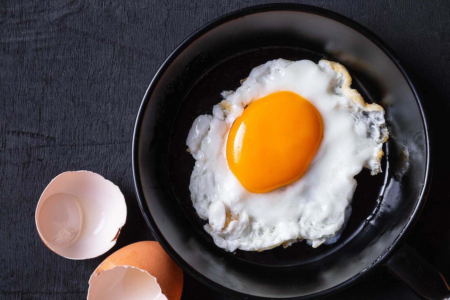 oeufs au plat frits dans une poêle photo