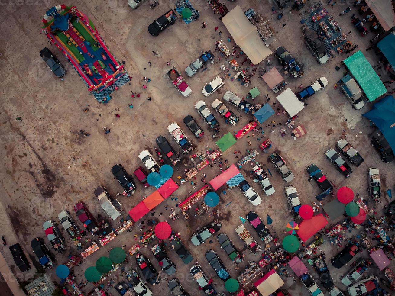 image aérienne, marché aux puces, il y a des gens beaucoup de voitures et de magasins photo