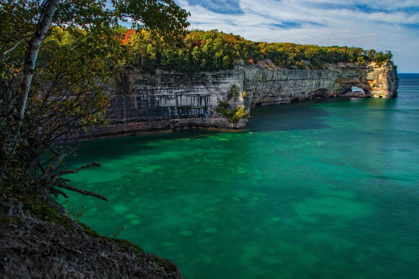 océan vert près de la côte rocheuse photo