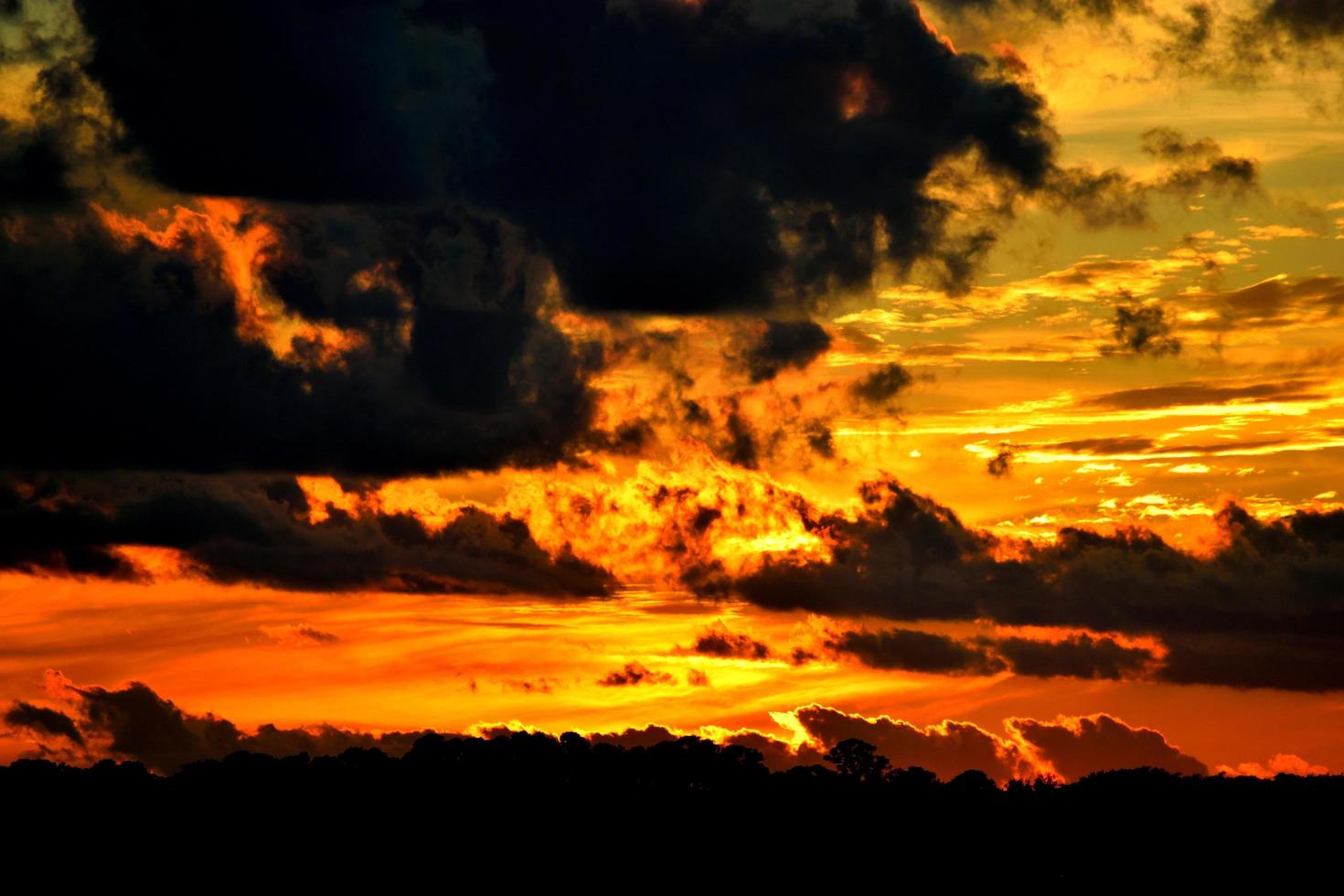 ciel nuageux au coucher du soleil photo