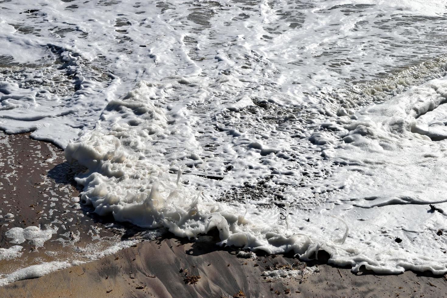 mousse de l'océan sur la plage photo