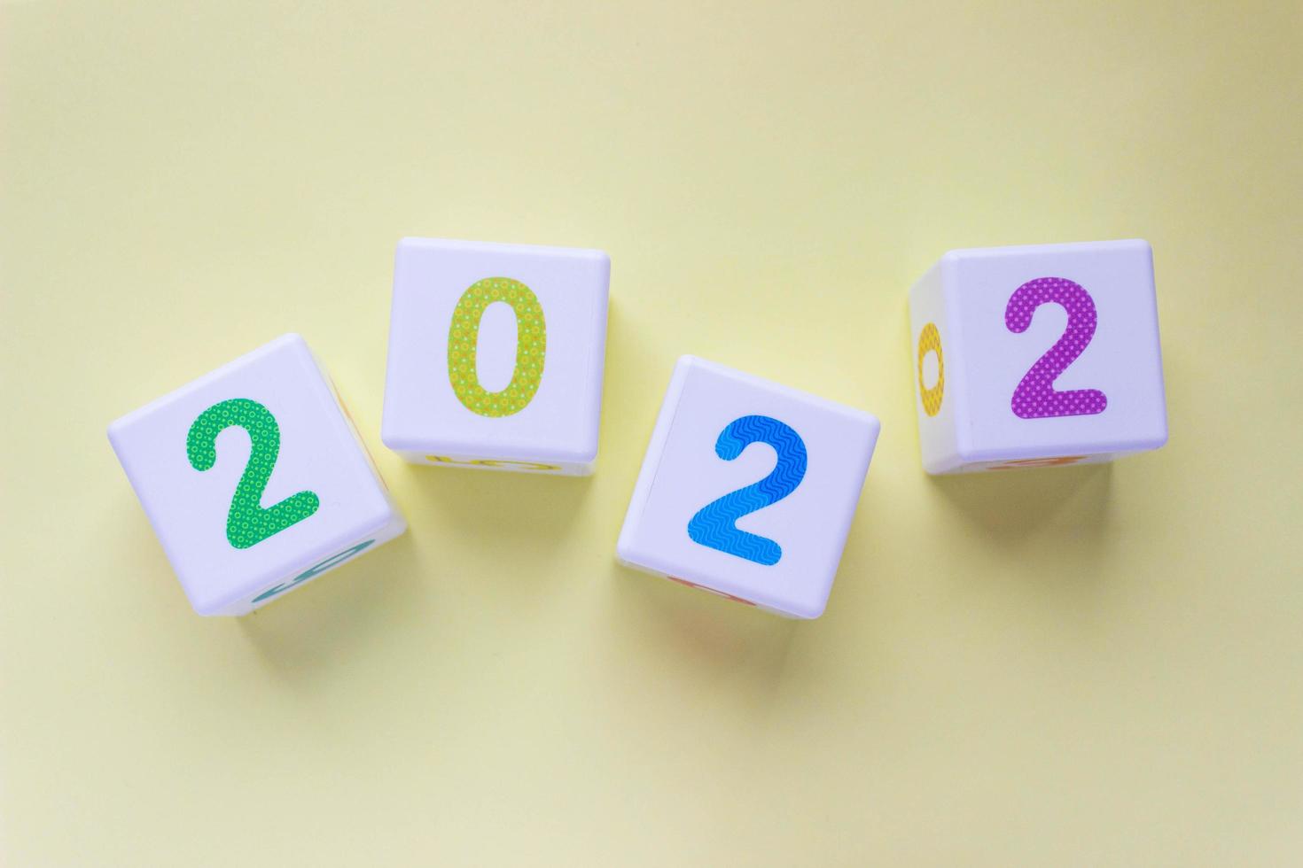 cubes avec des nombres colorés sur fond jaune. nouvel an, calendrier. photo